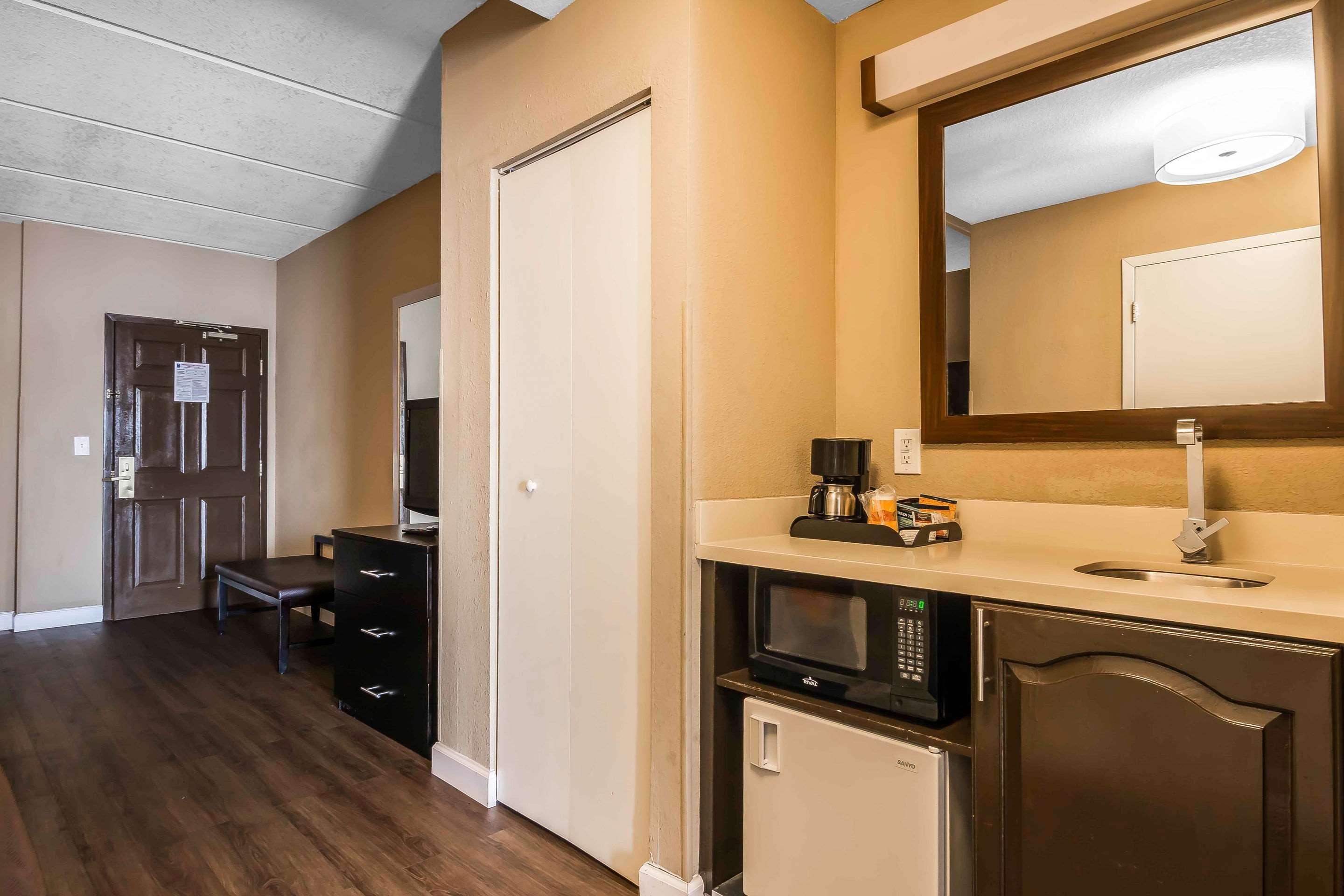Comfort Inn & Suites Near Six Flags Lithia Springs Exterior photo